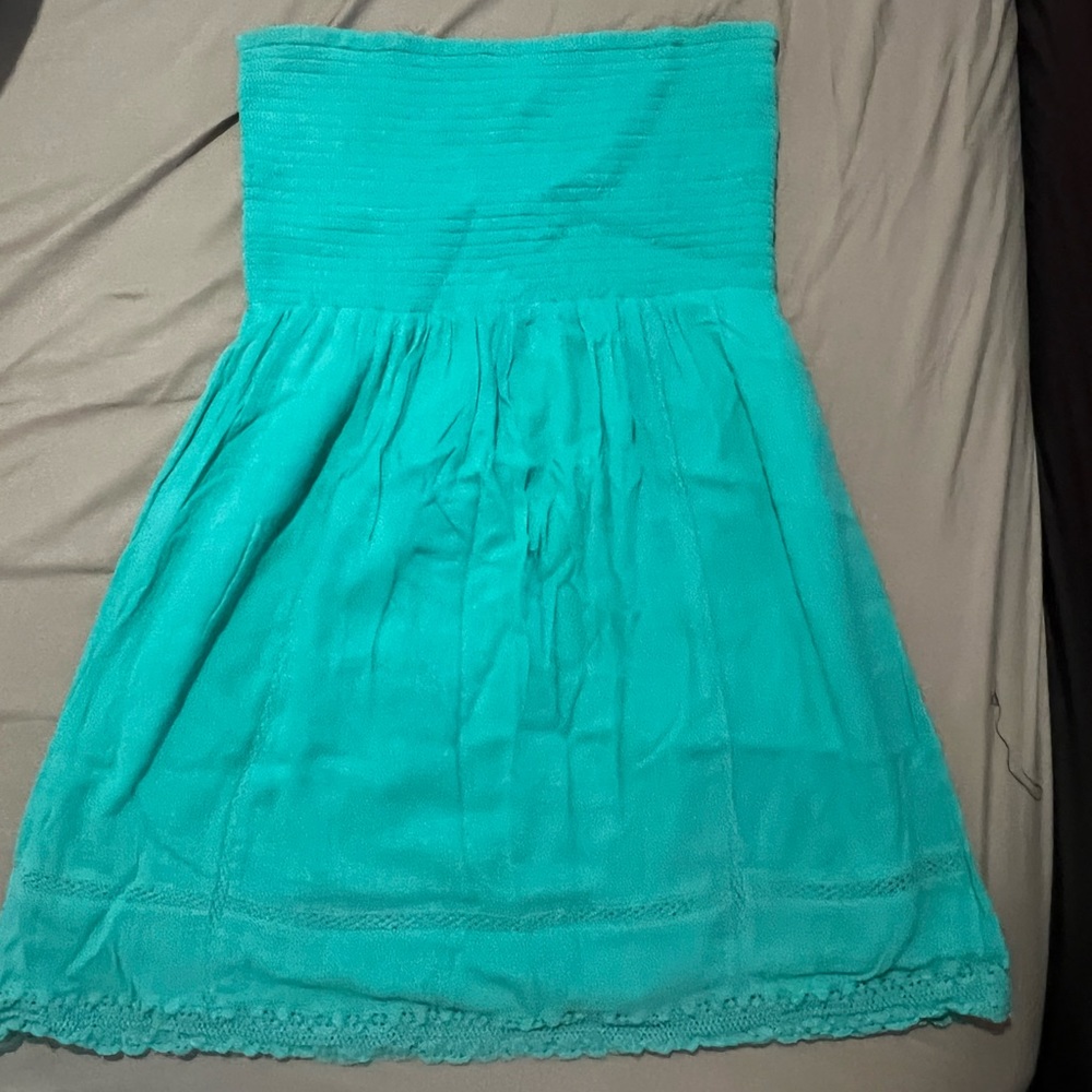 Tealish green color tube dress.